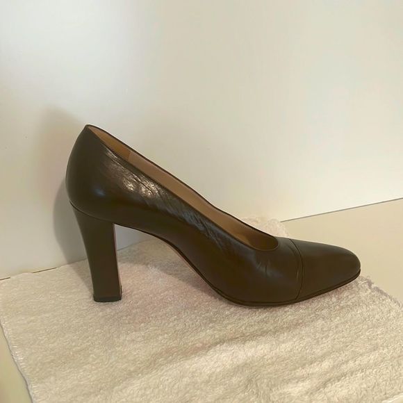 CHANEL Shoes - Vintage Chanel Olive Green Block Heel Leather Made In Italy Pumps Size 39